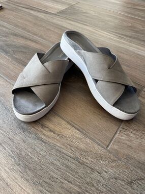 Vionic Splendid Lou Crisscross Slide Sandals Dove Gray. Wmn’s size 9